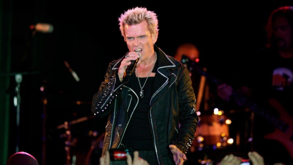 Той е неуморният вестител на пънк рока. Владее сцената вече