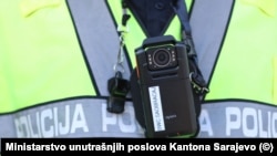 Kamera na policijskom službeniku u Sarajevu, BiH, 1. 7. 2024.