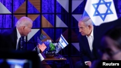 Joe Biden amerikai elnök és Benjámin Netanjáhú izraeli miniszterelnök Tel-Avivban 2023. október 18-án.