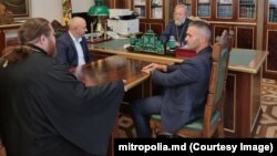 Nicolae Ionichi (dreapta) și partenerul său de afaceri, Vitalie Verejan (stânga), la o întrevedere cu Mitropolitul Vladimir, septembrie 2022.