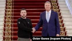 Președintele ucrainean Volodimir Zelenski (stânga) a fost primit marți de către președintele român Klaus Iohannis, la Palatul Cotroceni. Cei doi vor discuta despre securitatea la Marea Neagră.