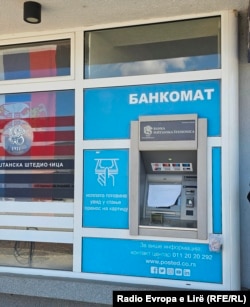 Një fletë me mbishkrimin në gjuhën serbe "Bankomati nuk punon", në Leposaviq.