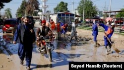 Radnici komunalne službe raščišćavaju ulice u Baglan provinciji u Avganistanu, nakon bujičnih poplava koje su odnele najmanje 315 života, 12. maj 2024.