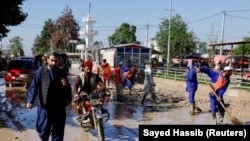 مردم متضرر از سیلاب در افغانستان، در تلاش برای بازسازی زندگی‌شان بعد از ویرانی‌های ناشی از سیلاب.