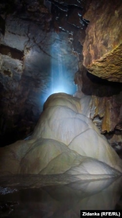 Водопадът в Зиданка, който оформя огромен сталагмит.