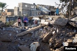 Palestinci na mjestu izraelskog udara u Rafi, na jugu Pojasa Gaze, 4. decembra