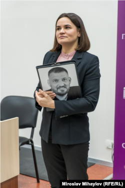  Святлана Циханоуска по време на полемика със студенти. Снимката на досието ѝ е на брачна половинка ѝ Сяргей. 5 март 2024 година 