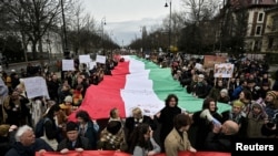 Ljudi učestvuju u antivladinim demonstracijama tokom proslave Dana državnosti Mađarske, koji takođe obilježava Mađarsku revoluciju protiv Habsburške monarhije 1848. godine, u Budimpešti, Mađarska, 15. marta 2023. 