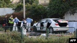 ისრაელის პოლიციის თანამშრომლები ამოწმებენ მანქანას, რომელიც თავდამსხმელმა გამვლელებს დააჯახა. რაანანა, 15 იანვარი, 2024.