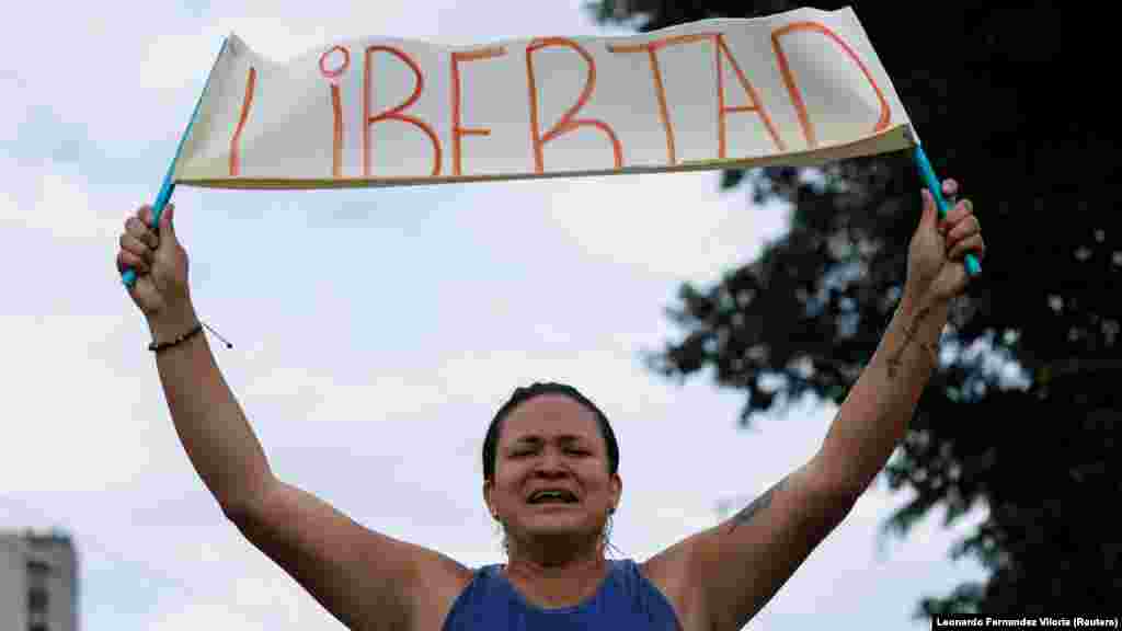 A venezuelai ellenzék egyik támogatója Szabadság&nbsp;feliratú táblát tart&nbsp;a Nicolás Maduro venezuelai elnök választási győzelmét&nbsp;követő tüntetésen a venezuelai Caracasban 2024. július 29-én. Az ellenzék vitatja a hétvégi választások eredményét, és arra szólította fel az embereket, hogy az ország minden pontján menjenek ki az utcára