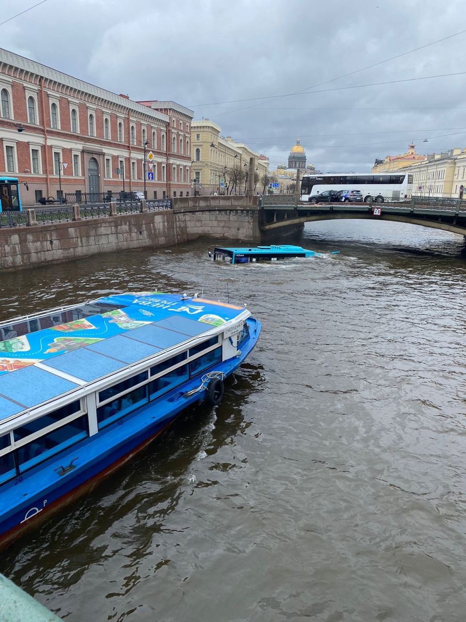 В Петербурге пассажирский автобус упал в реку, есть погибшие