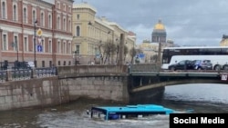 Затонувший в Петербурге автобус. Фото: ДТП и ЧП. Санкт-Петербург