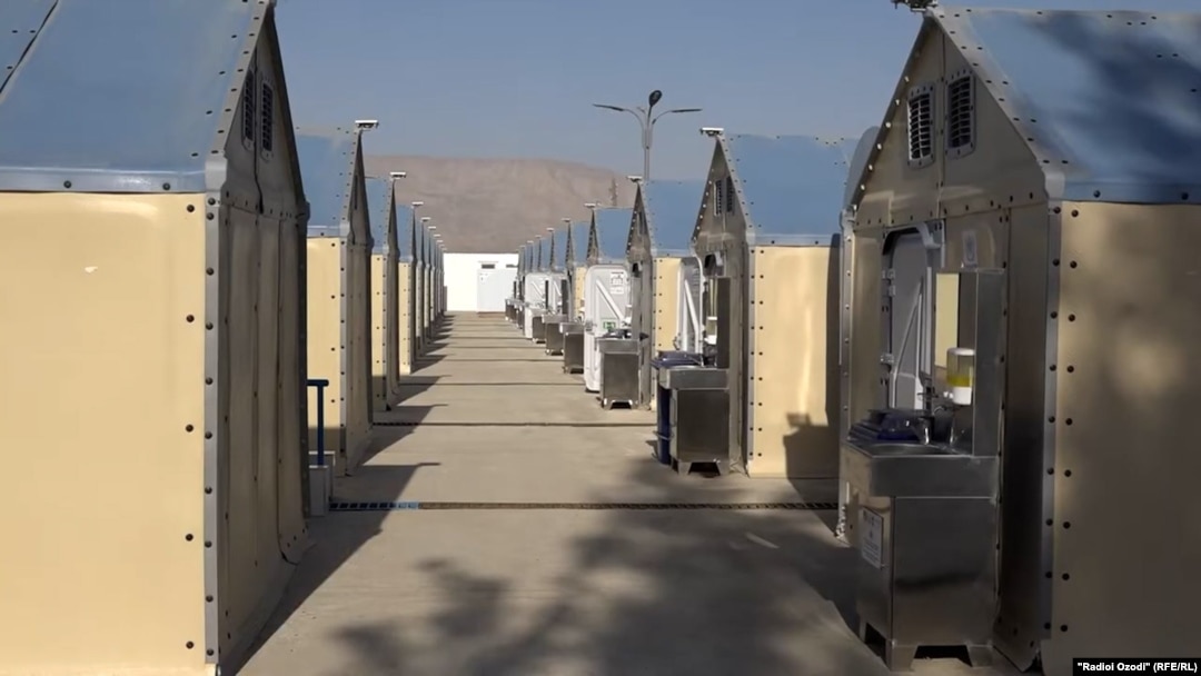 Балхий туманида афғонистонлик қочқинлар учун барпо этилган уйлар (архив сурати)