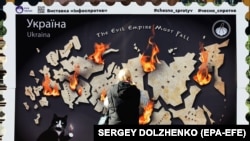 Баннер в центре столицы Украины с изображением карты России в огне и надписью на английском: «Империя зла должна пасть». Киев, 31 октября 2023 года (иллюстрационная фотография)
