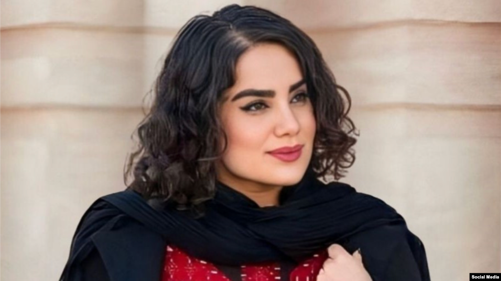 زینب خنیاب‌پور آذرماه سال گذشته و پس از همراهی با اعتصابات سراسری در دادگستری بهبهان بازداشت شده بود