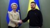 Претседателката на Европската комисија Урсула фон дер Лајен. и украинскиот претседател Володимир Зеленски во Киев.