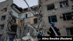 Спасувачите работат на страната на болницата која беше тешко оштетена од руски ракетен напад, во градот Селидове, регионот Доњецк, Украина, 21 ноември 2023 година.