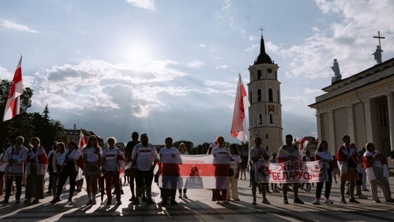 Вольскі, карагод і шэсьце. Як у Вільні адзначылі чацьвёртую гадавіну пасьлявыбарчых пратэстаў. Фотарэпартаж