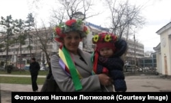 Наталья Лютикова с дочерью, Симферополь, 2 марта 2014 года