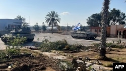 Izraeli harckocsik a Gázai övezet déli részén található rafahi határátkelőhely palesztin oldalán 2024. május 7-én. Az izraeli hadsereg felvétele