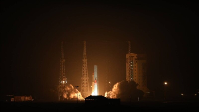 ایران از پرتاب موشک سیمرغ «برای حمل یک ماهواره و دو ریزماهواره» خبر داد