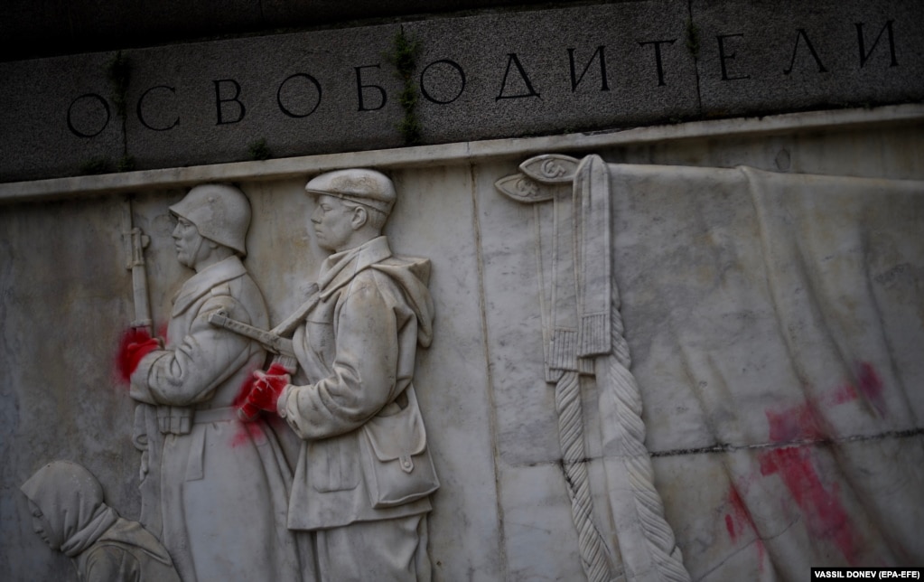 Monumenti i bërë me ngjyrë të kuqe i Ushtarit Sovjetik, një urnë me eshtrat e atyre që vdiqën në Luftën e Dytë Botërore, në Sofje, Bullgari, 31 maj 2023. Monumenti u lye me të kuqe si shenjë mbështetjeje për ukrainasit në luftën kundër Rusisë.