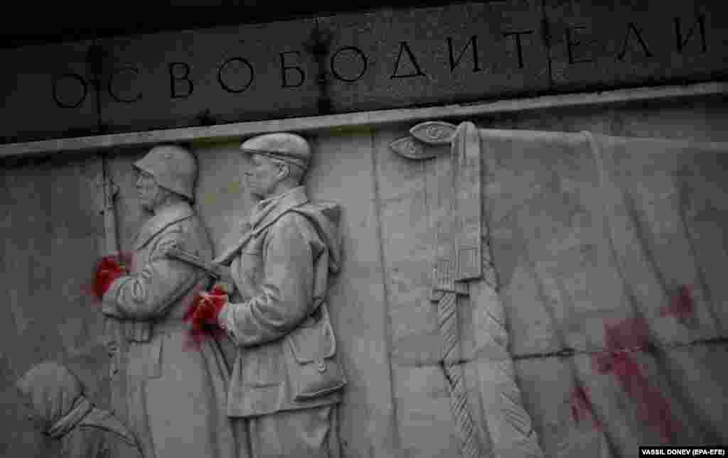 Vopsea roșie pusă pe monumentul Soldatului Sovietic, un osuar care conține rămășițele celor care au murit în cel de-al Doilea Război Mondial, la Sofia, Bulgaria, 31 mai 2023. Monumentul a fost vopsit în roșu în semn de sprijin pentru poporul ucrainean. (EPA-EFE/VASSIL DONEV)