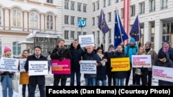 Demonstrație a europarlamentarilor români și bulgari, în Austria, pentru admiterea României și Bulgariei în Schengen. Printre susținătorii protestului este și deputatul austriac Helmut Brandstätter, membru în Comisia de afaceri externe.