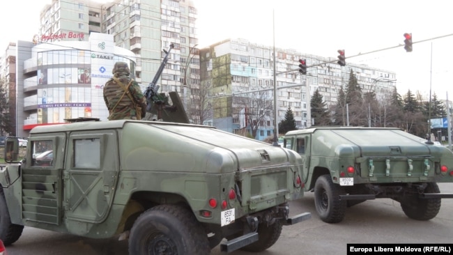 All'inizio dello stato di emergenza, i soldati dell'Esercito nazionale hanno pattugliato le strade di Chisinau per garantire il rispetto delle restrizioni introdotte dalla Commissione per le situazioni straordinarie.