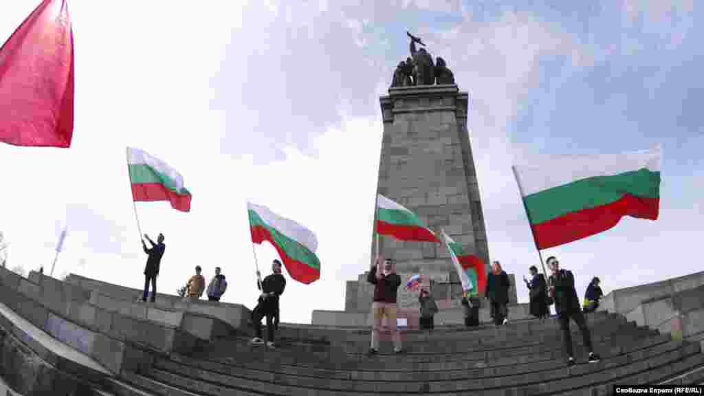 Protestatarii flutură steagul Bulgariei în timpul protestului. Monumentul sovietic este proprietatea guvernului central al Bulgariei, ceea ce înseamnă că primarul Sofiei trebuie să depună o cerere la guvernatorul regional pentru a îndepărta monumentul controversat.