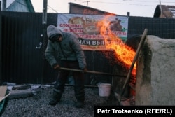 Мужчина топит печь для выпечки хлеба. Город Алатау, Алматинская область, 12 января 2024 года