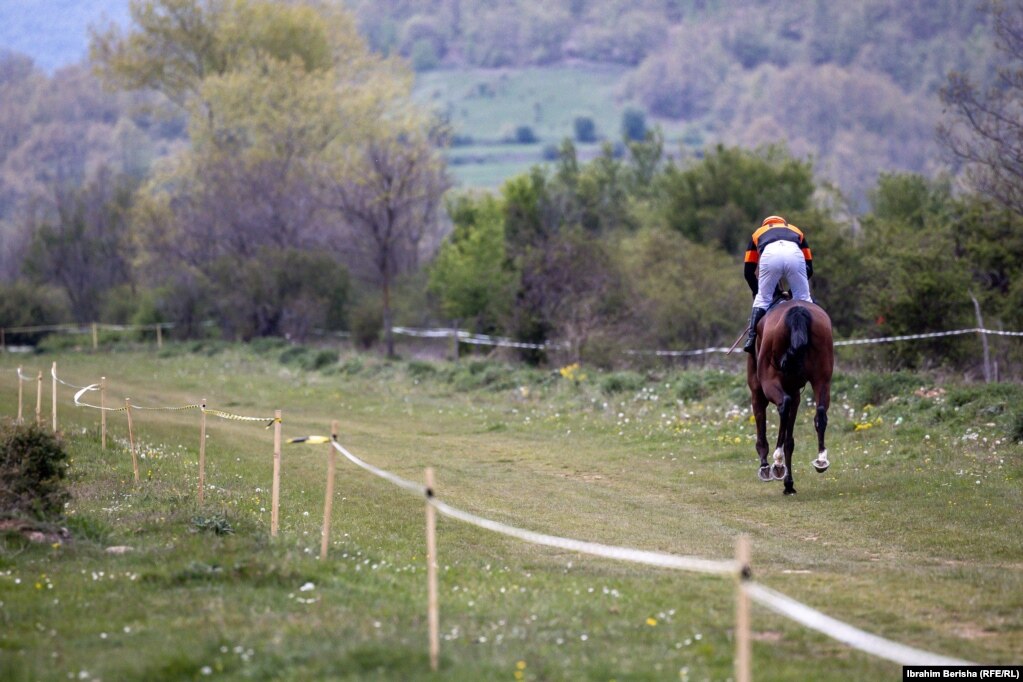 Një tjetër pjesëmarrës në garën me kuaj që u mbajt në Mejdan.