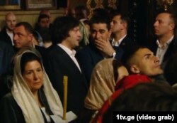 კადრი პირდაპირი ტრანსლაციიდან: 5 მაისი, 2024 წელი. სიონის საკათედრო ტაძარი. სააღდგომო ლიტურგია. საქართველოს პრეზიდენტი სალომე ზურაბიშვილი, პრემიერ-მინისტრი ირაკლი კობახიძე და პარლამენტის თავმჯდომარე შალვა პაპუაშვილი.