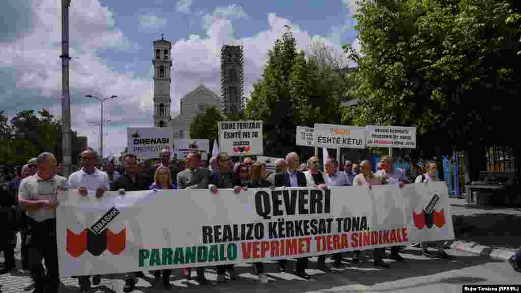 La Priștina, în Kosovo, au demonstrat de Ziua Muncii dascălii.&nbsp;