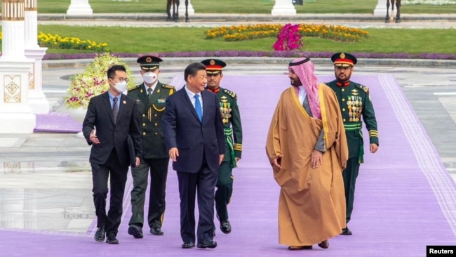 Saudi Crown Prince Muhammad bin Salman welcomes Chinese leader Xi Jinping in Riyadh in December 2022.