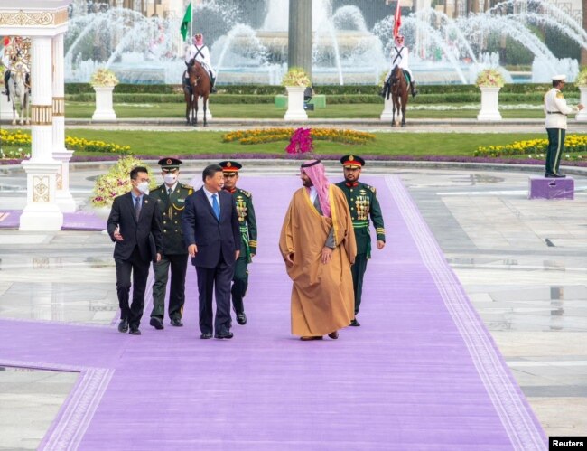 Princi saudit i Kurorës, Muhamed bin Salman, mirëpret liderin kinez Xi Jinping në Riad në dhjetor 2022.