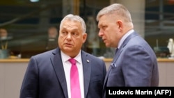 Orbán Viktor és Robert Fico az EU-vezetők csúcstalálkozójának kezdete előtt az Európai Tanács brüsszeli épületében 2023. október 26-án