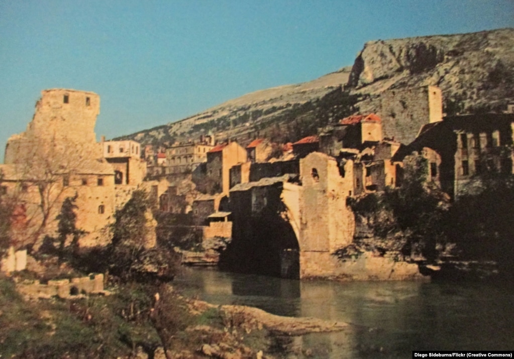Mbeturinat e urës së shembur u fotografuan menjëherë pas shkatërrimit të saj. Palata më vonë kujtoi se kishte filmuar momentin surreal të shembjes së urës. “Kur shikon nga këndi i kamerës, gjithçka është bardh e zi”, i tha ai një gazetari. "Të duket si një ëndërr dhe ju mendoni, 'Nëse e largoj syrin nga kamera, ura do të qëndrojë ende atje'".