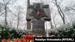 Вшанування жертв Голодомору на православному цвинтарі біля памʼятника жертвам геноциду у день 90-ї річниці трагедії. Варшава, 25 грудня 2023 року