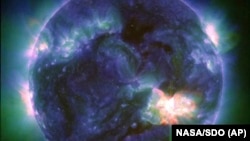 Fotografija koju je obezbedila NASA prikazuje solarnu baklju, 9. maj 2024.
