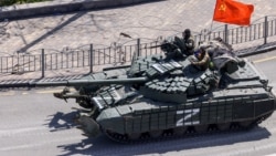 Военные РФ на танке в Мариуполе Донецкой области, 2022 год