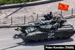 Российский танк под советским флагом въезжает в Мариуполь, 24 февраля 2022 года