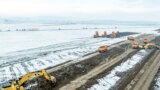 Excavatoare care lucrează pe autostrada Moldovei, A7, în regiunea municipiului Pașcani, Romania.