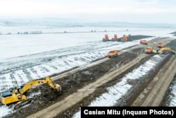 Compania UMB construieşte 255 de kilometri, din totalul de 320 km ai autostrăzii A7 de pe distanţa Paşani - Ploieşti, finanţaţi prin PNRR. Imagine de pe şantierul autostrăzii, lângă Paşcani.