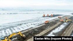 Excavatoare care lucrează pe autostrada Moldovei, A7, în regiunea municipiului Pașcani, Romania.