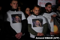 Protestuesit mbajnë në bluzat e tyre fotografinë e Liridona Ademajt. Prishtinë, 5 dhjetor 2023.