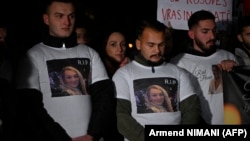 Disa protestues shihen të veshur me bluza që kanë portretin e Liridona Ademajt, gruas së vrarë në Prishtinë, në dhjetor të vitit 2023. (Foto: AFP)
