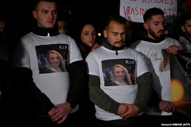 Protestuesit mbajnë në bluzat e tyre fotografinë e Liridona Ademajt. Prishtinë, 5 dhjetor 2023.