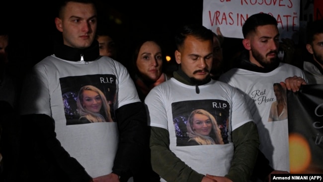 Disa protestues shihen të veshur me bluza që kanë portretin e Liridona Ademajt, gruas së vrarë në Prishtinë, në dhjetor të vitit 2023. (Foto: AFP)