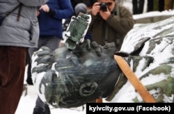 Під час демонтажу пам'ятника Миколі Щорсу в центрі Києва, 9 грудня 2023 року